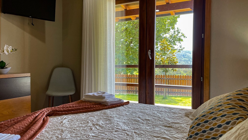 Bungalow T2 com piscina privada com vistas para Caniçada