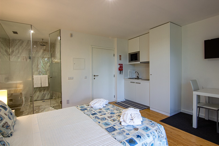 Suite com kitchenette em propriedade isolada e privada.