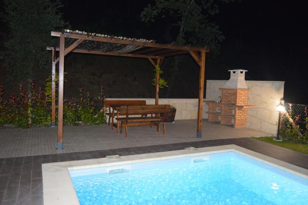 Bungalow T2 com lareira e piscina privada em Vieira do Minho