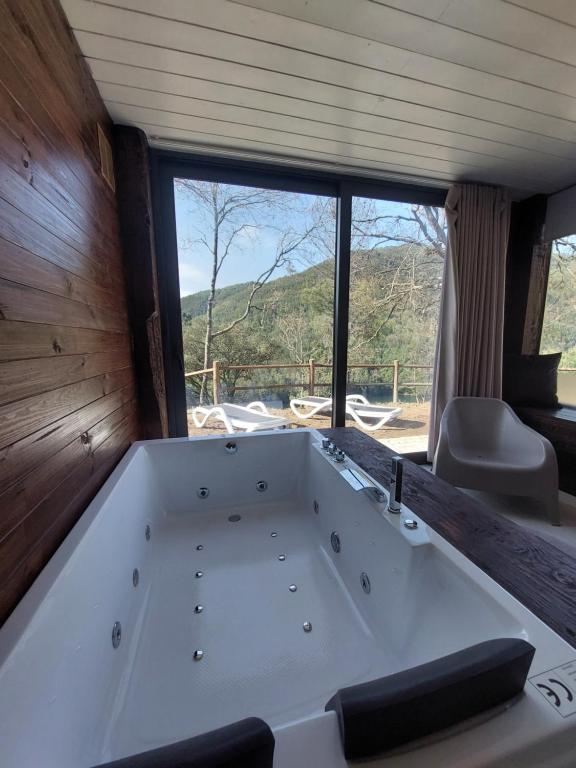 Casa do Carvalho com Jacuzzi e piscina interior