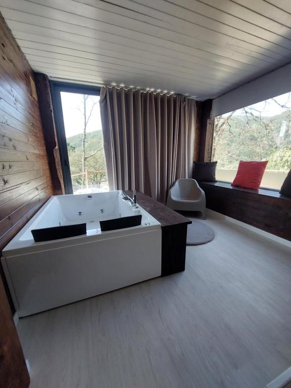 Casa do Carvalho com Jacuzzi e piscina interior