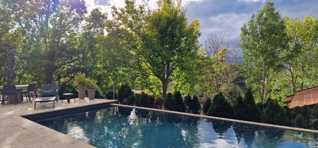 Casa com Piscina Privada em Venda Nova