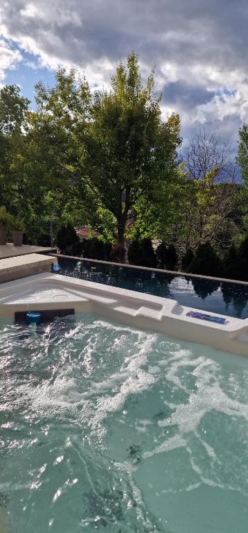 Casa com Piscina Privada em Venda Nova