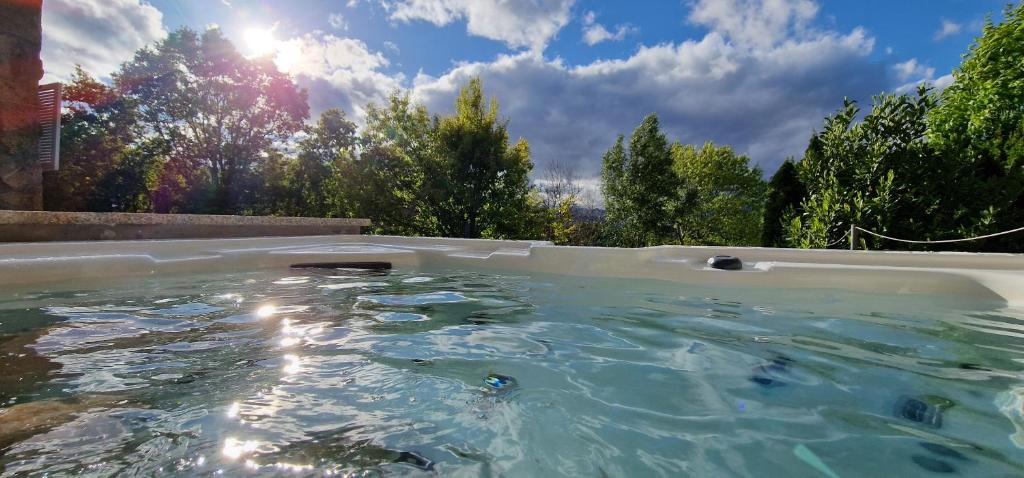 Casa com Piscina Privada em Venda Nova