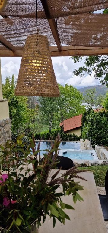 Casa com Piscina Privada em Venda Nova
